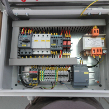 Dettaglio interno quadro elettrico di comando per impianti trattamento aria