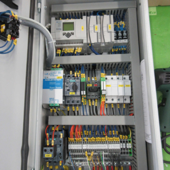 Quadro elettrico di controllo per macchinario lavorazione legno dettaglio interno