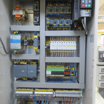Totale dettaglio quadro di comando macchinario lavorazione legno