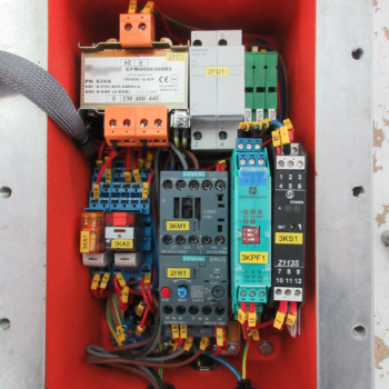 Dettaglio interno piccolo quadro elettrico di controllo per impianti trattamento aria